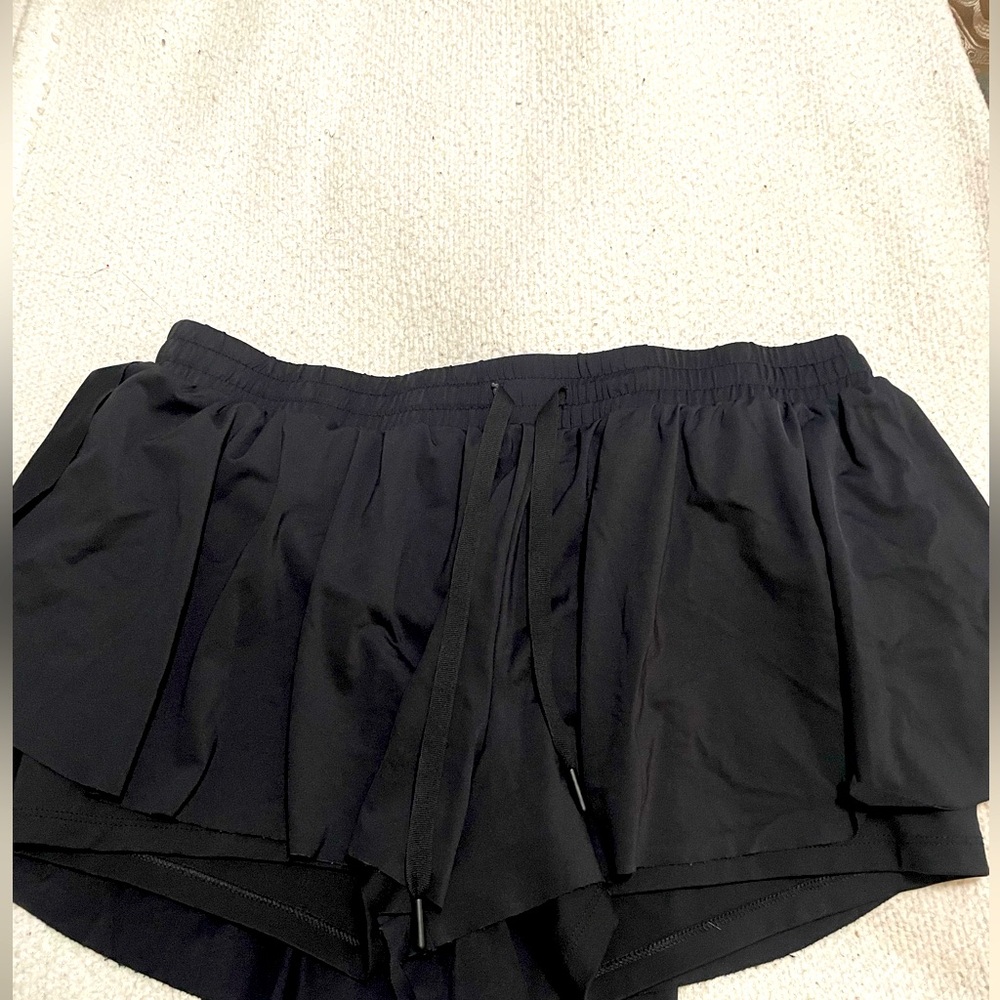 Women’s black flowy athletic shorts. Size large